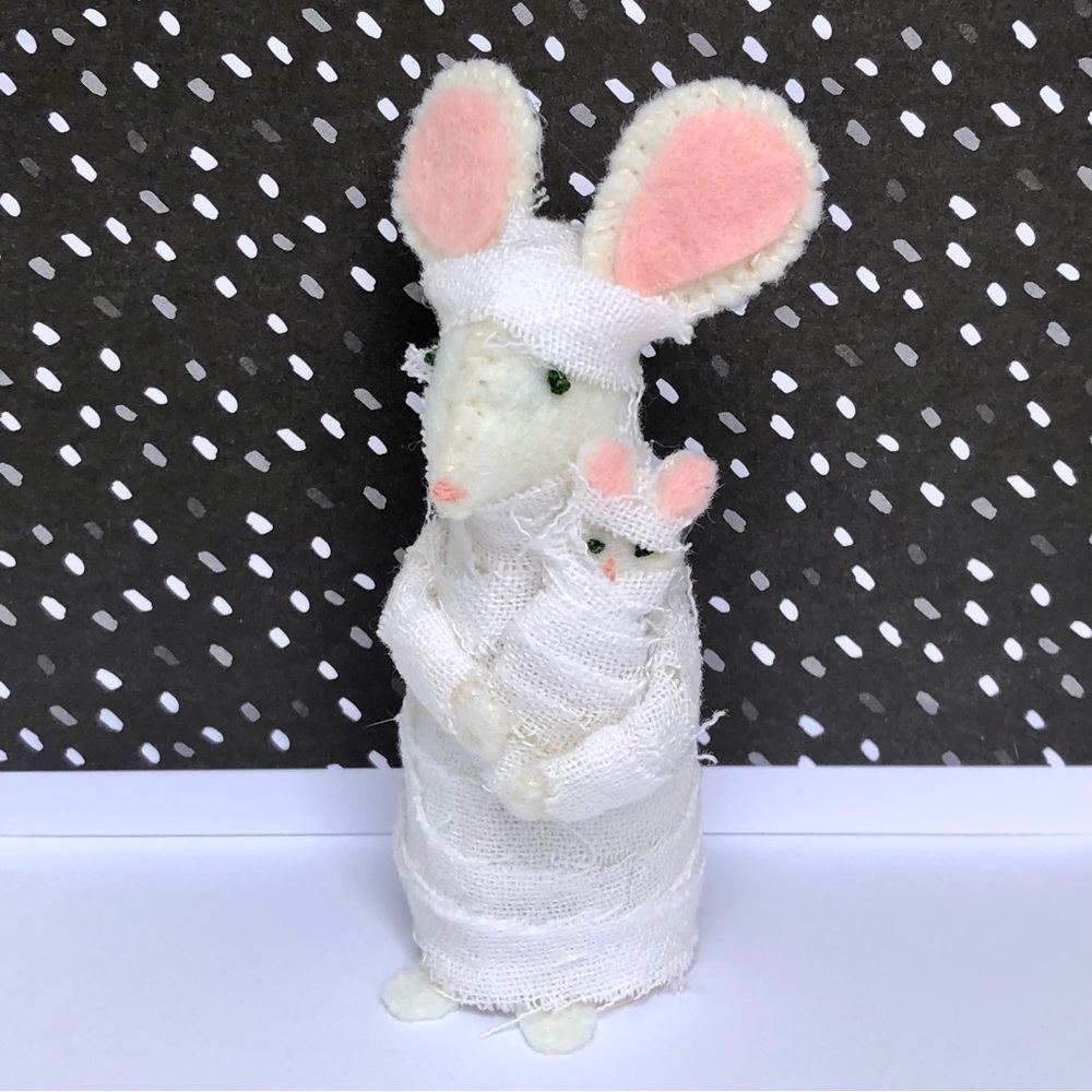 Mummy Mummy Mouse Felt Art Doll with baby Mummy cake topper hand-sewn - Picture 2 of 9